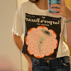 T-shirt med tryck - T-shirten är köpt på Pull and Bear och har ett snyggt tryck på framsidan. Den är croppad och ganska oversized. Storleken är S men funkar lika gärna på XS, M och L beroende på hur man vill att den ska sitta. Vid intresse hör av dig! :)