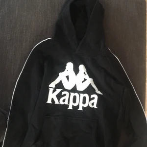 Kappa hoodie - Svart kappa hoodie använd men ändå i bra skick. Stl 14 år/164