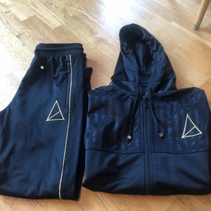 Svart och guld set.  - Svart och guld. Byxa och tröja. Från golden equarion. Strl S på både byxa och tröja. Pris för både byxa och tröja. 