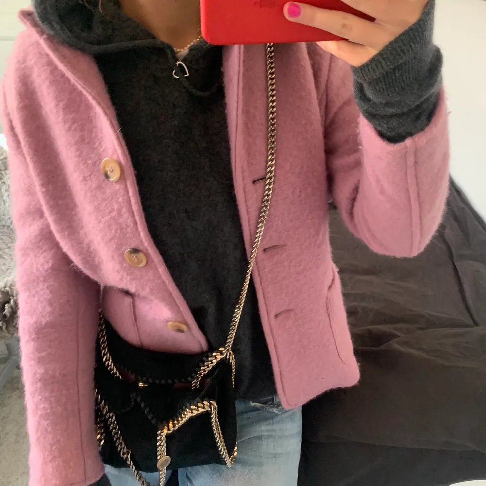 Säljer denna snygga kappa i superfin rosa färg det står inte vilket märke den är i💕 Den är i storlek S om man vill ha den lite overzised . Jackor.