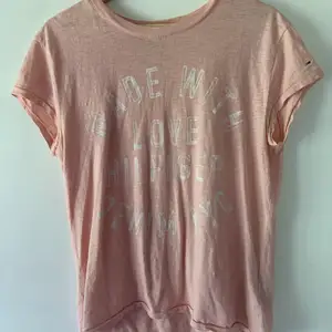 Rosa t-shirt i storlek S, sparsamt använd.