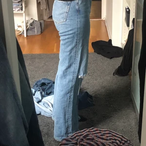 Jeans med hål  - Jeans köpa från monki men med egenklippta hål. Använda några gånger men är i bra skick. Modellen yoko 