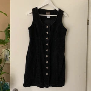 70s button-up miniklänning - Säljer min älskade vintage button-up klänning-väst som har blivit för stor för mig 🥲 Ser jättesöt ut över en turtleneck eller skjorta! Katt finns i huset 🐱