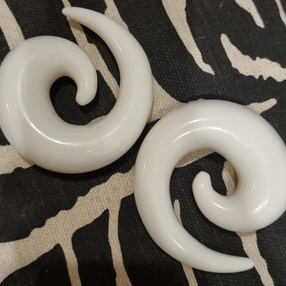 20 mm stora töjningar. Säljer även likadana fast svarta 🥰 samfraktar 📦. Accessoarer.