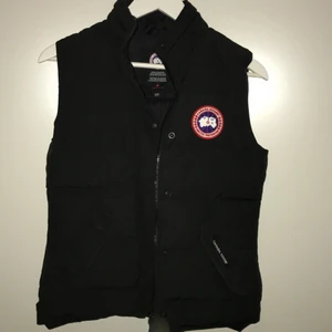 Canada goose väst - Säljer min canada goose väst som är i storlek Xs. Brukar vanligtvis ha storlek S och den passar bra. Den har tyvärr ingen kvitto kvar men kan bevisa att den är äkta!  Mitt pris är 1600kr priset går o diskuteras vid snabbköp❤️