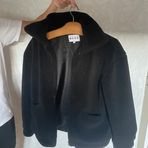 Svart teddyjacka - En svart teddyjacka från nakd, supermys nu till hösten, säljer endast för att den är lite för liten för mig. Storlek 38, inga defekter🖤