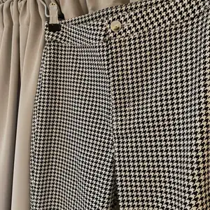 Byxor i svartvitt mönster, avklippta längst ner💕du som köpare står för frakten 