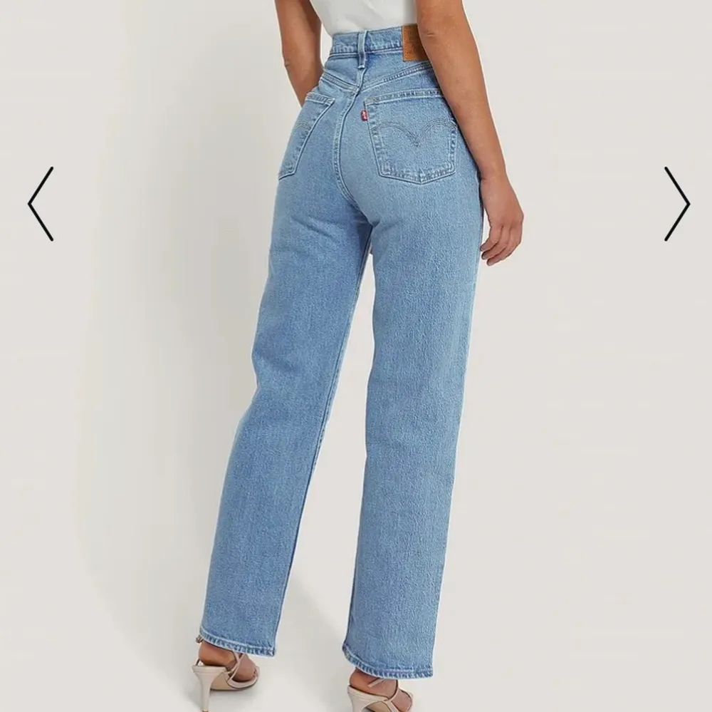 Säljer mina levis jeans i modellen ribcage straight. Köptes för 1299 och säljer de för 450kr (priset kan diskuteras vid snabb affär) storlek 26/27 och passar mig som är 168cm.. Jeans & Byxor.