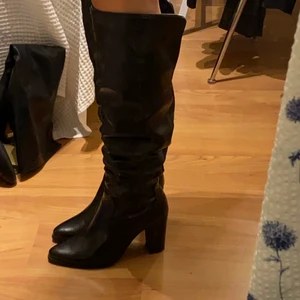 Knähöga boots - Knähöga boots från anna field i storlek 37 knäppt använda 