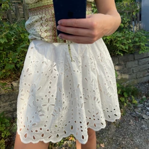 Vit kjol - Vit broderad kjol från H&M med dragkedja vid midjan🤍