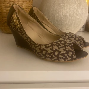 Klackskor strl 39 - Skitsnygga klackskor med en perfekt höjd på klacken. Guld-detalj ”DKNY” och en liten repa (se bild 3). Annars helt oanvända med plasten kvar under skon.