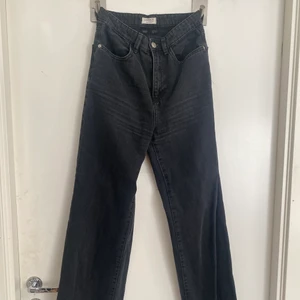 Svart/grå jeans  - Snygga jeans från lindex, tyvärr för små för mig! Storlek 34 men skulle säga att de sitter som 36🥰