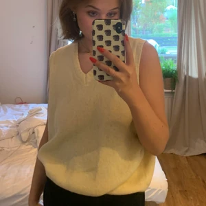 Vintage väst - Köpte denna stickade väst secondhand förra veckan men testade inte förens jag kom hem och kände att jag inte kmr använda den? Den är ljusgul, oversized (står inte strl men jag är s på bilden), i 100% ull så fint material och vintage!