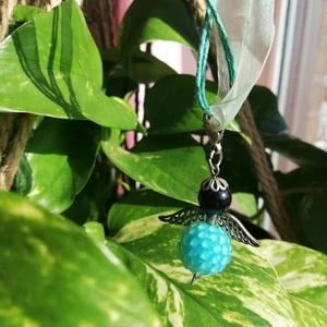 Ängelhalsband - Så himla fint halsband med en blå ängel på, köpt på marknad av en söt dam som gjorde dem själv 👼 