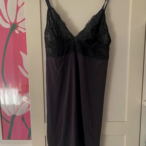 Slipdress - ”nattlinne” från hm köpt på sellpy som tyvärr var lite litet på mig, kan användas som slipdress, supersnygg!