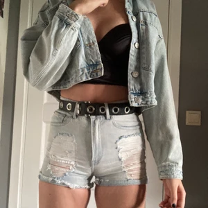 Ljusa Jeansshorts ripped  - Ljusa ripped jeansshorts. Bra skick. Frakt tillkommer. 🌸🌸🌸