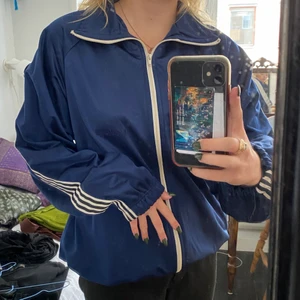 Fake adidaströja  - Blå tröja/kofta, liknar Adidas💘 köpt på humana men aldrig använd! 