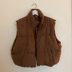 Brun väst - Oanvänd brun croppad väst med lappar kvar. Passar mellan S-L eller köp direkt  350kr 