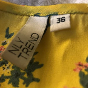 Gul blus 🌸 - Säljer en gul, silkes blus då den ej kommer till andvändning, köparen står för frakten! Akicka ett medelande ifall du undrar något 🌸