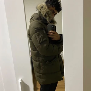 Vinterjacka  - En schott NYC jacka med äkta kanin päls som man kan välja att ta bort. Är i storlek M men kan även passa för en S/L. Ordinarie priset låg på 4500 och säljer den för 3000. Den är helt oanvänd då prislappen finns kvar. Pris kan även diskuteras. Jackan kan hämtas upp i Norrköping och Jönköping, fri frakt.