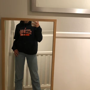 Collegetröja  - Säljer en skitsnygg college hoodie som ja köpt nyligen men inte har andvänding för längre. Den ser svart ut på bilden men är mörkblå egentligen. Om flera är intresserade blir det budgivning! Vi funderingar eller intresse är det bara att skicka iväg ett meddelande 