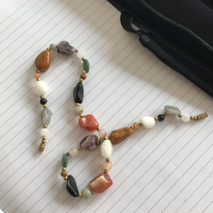 Halsband - Säljer ett halsband med äkta stenar på!!