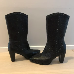Stuart Weitzman stövlar  - Oanvända Stuart Weitzman stövlar i strl 39 1/2. Säljes pågrund av att jag köpte dom i fel storlek. Ny pris ca 7000 kr.