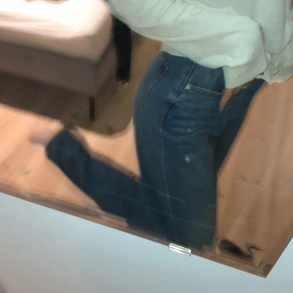 Ascoola blå jeans i mer baggy modell. Är ca 175cm lång och dom har en bra längd och är inte för korta!. Jeans & Byxor.