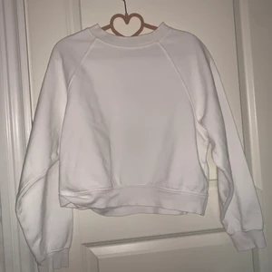 Vit collegetröja ifrån ginatricot🤍 - Säljer denna vita collegetröja då den aldrig kommer till användning längre. Köparen står för fraktkostnaden. Hör av dig för fler bilder!💞