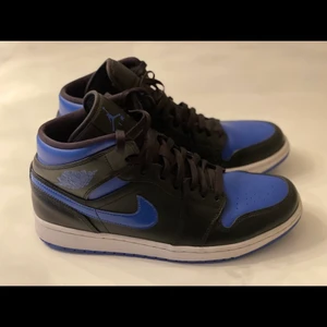 Nike Air Jordan Mid storlek 44 - Nike air jordan mid i storlek 44, använda fåtal gånger. Skriv för mer bilder!