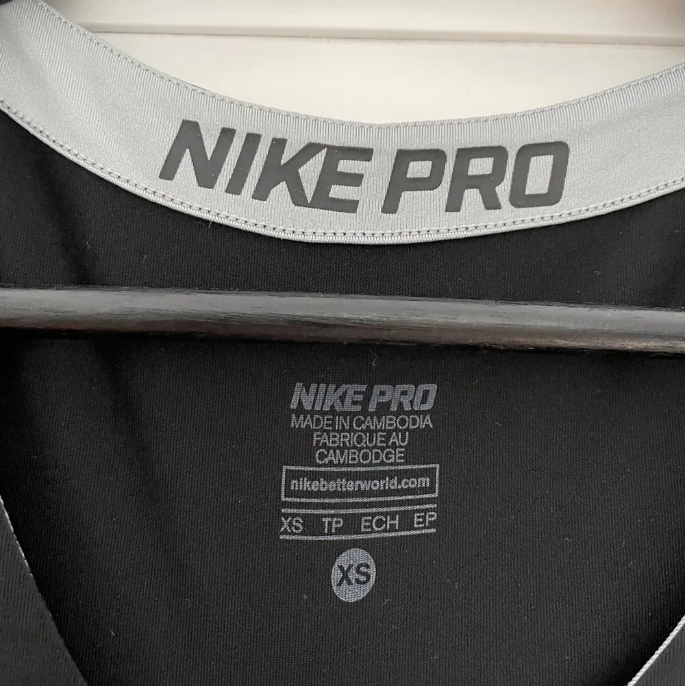 Träningströja från Nike. Väldigt fint skick. Storlek XS. Frakt ingår ej i priset!💗. Tröjor & Koftor.