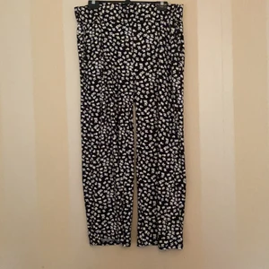 Blommiga byxor - Blommiga vida byxor