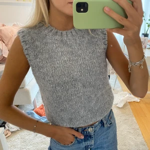 Stickad väst - Supersnygg stickad väst från & other stories, knappt använd, 350 ink frakt