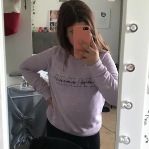 Mjuk o bekväm sweatshirt💗 - Denna tröja är väldigt bekväm❤️ Har dock använt den många gånger men den är nu nytvättad. Säljer dennna tröja eftersom att jag inte tycker om den mer och den är lite stor✨