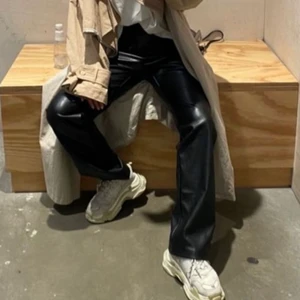 Trendiga bootcut skinnbyxor - Säljer ett par äkta bootcut skinnbyxor som ej kommer till användning, de är köpt på secondhand och är i väldigt fint skick, storlek 40 men skulle säga att de är mer som 36/38, första bilden är lånad men de har samma passform. Jag är 170 och de går till backen på mig. Frakt tillkommer:)