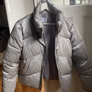 Silverjacka - Från bershka, använd 2 grr. Köpt för 600kr, säljer för 350kr
