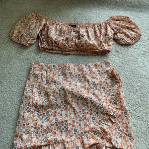 Kjol  - Säljer ett sätt ned kjol och tröja från SHEIN säljer för jag aldrig använt säljer för 50 kr köparen står för frakt 