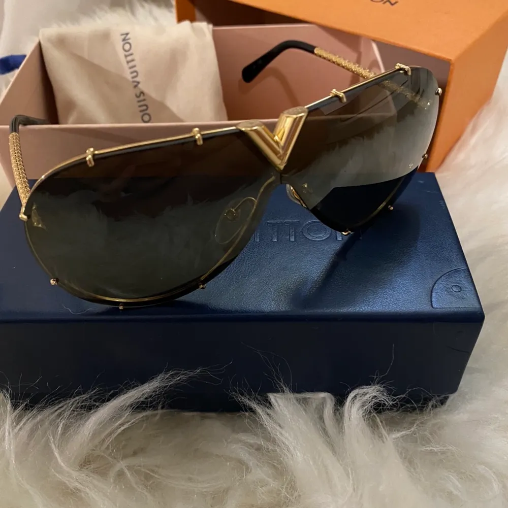 Solglasögon från Louis Vuitton, FULLSET. Medföljer box, fodralet putsduk och dustbag. Köpt mars 2018. Köparen står rekommenderad frakt. . Accessoarer.