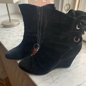 Stövletter - Stl 37 - NYA - Söta stövletter i mockaimitation - med kilklack - helt nya