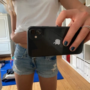 Jeansshorts  - Ett par svinsnygga jeansshorts med slitningar från abercrombie and fitch. Möts upp i Stockholm eller fraktar men då står du för frakten😊