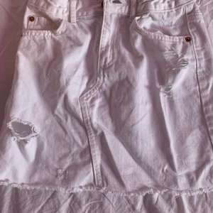 RIVER ISLAND kjol strl 9yrs - Vit kjol från river island säljs inte längre i butik eller online. Strl: 9 yrs. Detaljer i enden och på andra ställen (se bild tre). Bra skick, har inte haft användning av den.