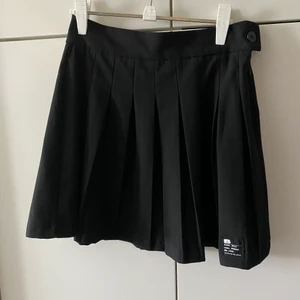 Plisserad tenniskjol - Kjol med veck från Bershka. Aldrig använd.  📬 Frakt 57kr.  📬 Följ tryggt paketet hela vägen i postnordappen då jag skickar med Skicka Lätt  Kolla in mina andra annonser jag samfraktar gärna 😊