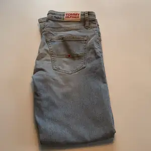 Säljer min brors gammla Tommy Hilfiger jeans i strl 164 men är stora i strl