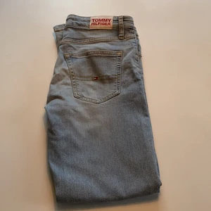 Tommy Hilfiger jeans strl 164 - Säljer min brors gammla Tommy Hilfiger jeans i strl 164 men är stora i strl