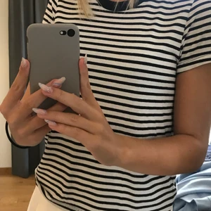 T-shirt  - Hej! Säljer denna trendiga t-shirt från bikbok, dem är använd en del men ändå i bra skick. Säljer för tycker den är lite för liten för mig tyvärr. Skriv vid intresse 