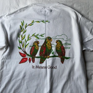 T-shirt  - It means good T-shirt i storlek M med tryck på ryggen, använd 1-2 gånger. Pris kan diskuteras vid snabb affär