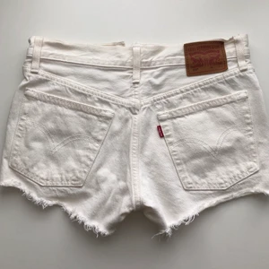 Levi’s shorts 501 - Levi’s shorts med slitningar i strl. W25 / Passar en XS. Säljes för 180kr (inkl frakt 66kr)