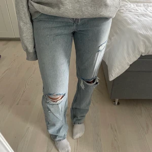 Jeans - Jeans med snygga slitningar!  Skriv i privata chatten vid intresse för fler bilder och info🤗