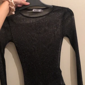 Glittrig topp - En jätte fin tröja till klubben, storlek xxs men passar även en xs. Från NAKD
