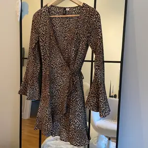 Fin leopard klänning, omlott klänning. Normal i storleken.